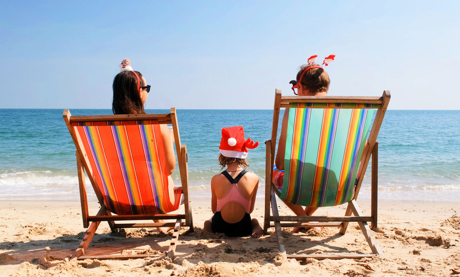 Holiday Family on Beach900x542 Holiday Family on Beach900x542