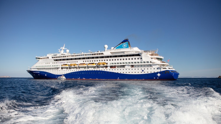Exterior del Celestyal Discovery navegando en el mar