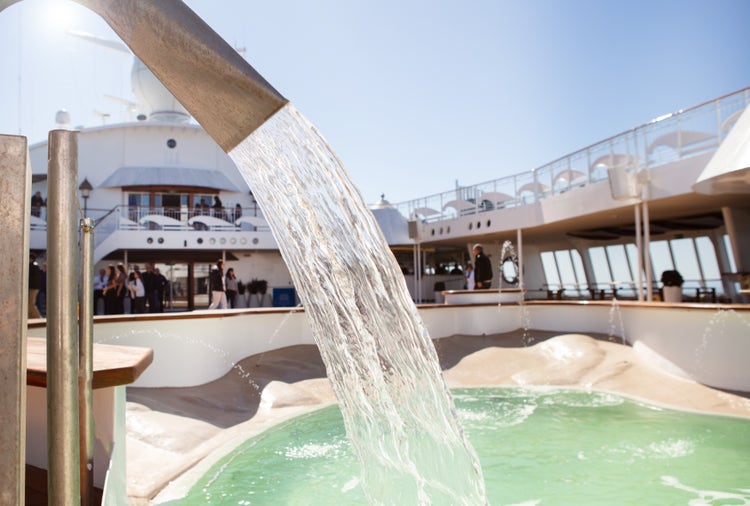 Piscina exterior del Celestyal Discovery